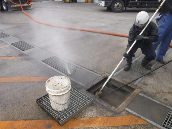 工場の廃水ピット清掃