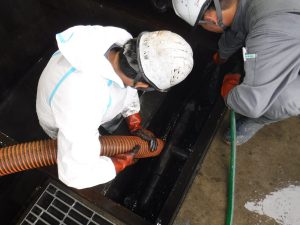 工場の廃水ピット清掃