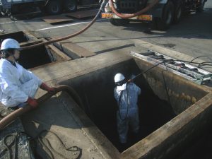 工場の廃水ピット清掃（屋外）